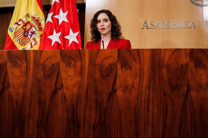 La presidenta de la Comunidad de Madrid, Isabel Díaz Ayuso, interviene en una rueda de prensa posterior a una sesión plenaria en la Asamblea de Madrid, a 22 de diciembre de 2021, en Madrid (España). La Asamblea de Madrid ha continuado hoy con el debate 