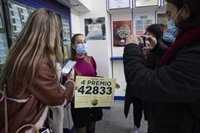 La calle Toledo donde se produjo una explosión cambia su suerte y acaba 2021 dando 'El Gordo' y un cuarto