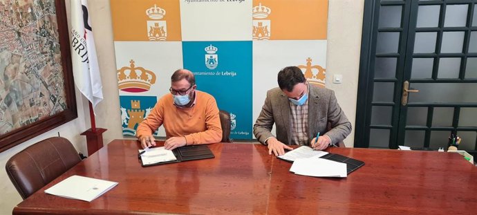 Firma del convenio de colaboración entre el Ayuntamiento de Lebrija y la empresa 2VG para la producción del corto documental sobre Antonio de Nebrija