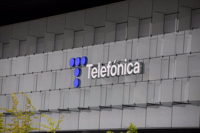 Archivo - Edificio de la sede de Telefónica, a 27 de abril de 2021, en Madrid, (España). Telefónica ha cambiado su imagen por primera vez en más de dos décadas con un nuevo logo que rememora las míticas cabinas telefónicas. Su nueva imagen, que mantiene e