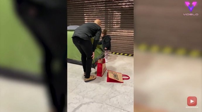 Una niña de tres años reparte comida entre los más desfavorecidos en Londres