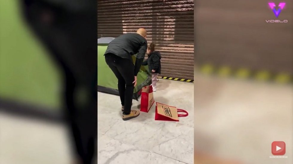 Una niña de tres años reparte comida entre los más desfavorecidos en Londres