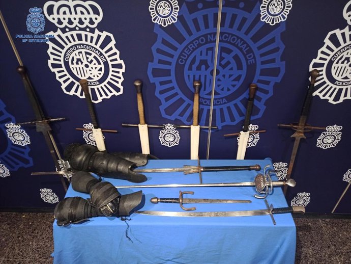 Material de esgrima y airsoft robado, recuperado por la Policía Nacional.