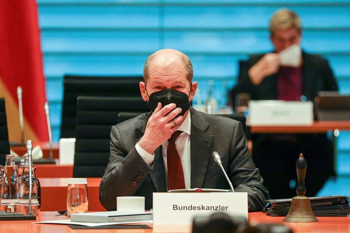 22 December 2021, Berlin: German Chancellor Olaf Scholz wearing a face mask leads the weekly cabinet meeting at the Chancellery. Photo: Omer Messinger/AFP-Pool/dpa