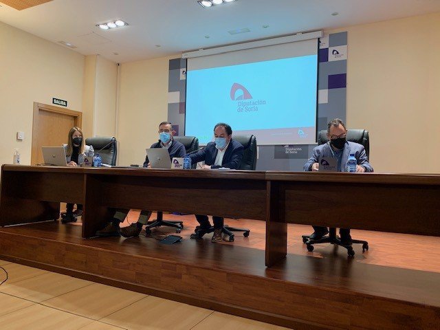 De izda a dcha, Antonio Pardo, Benito Serrano y Saturnino de Gregorio presentan los Presupuestos de 2022.