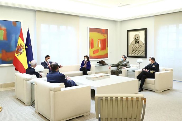 El presidente del Gobierno, Pedro Sánchez, se reúne en Moncloa con la ministra de Defensa, Margarita Robles, Jefe del Estado Mayor de la  Defensa, el general Teodoro Esteban López Calderón, y los Jefes del Estado Mayor de los tres ejércitos.