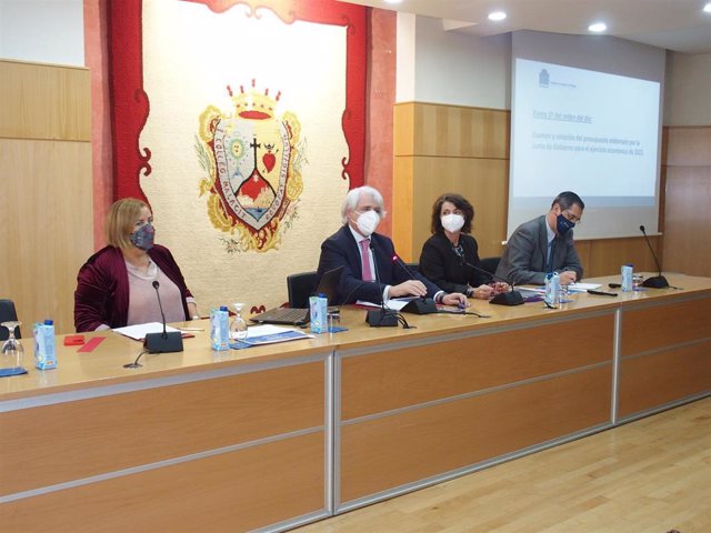 El decano del Colegio de Abogados de Málaga, Salvador González, se dirige a los asistentes a la Junta General