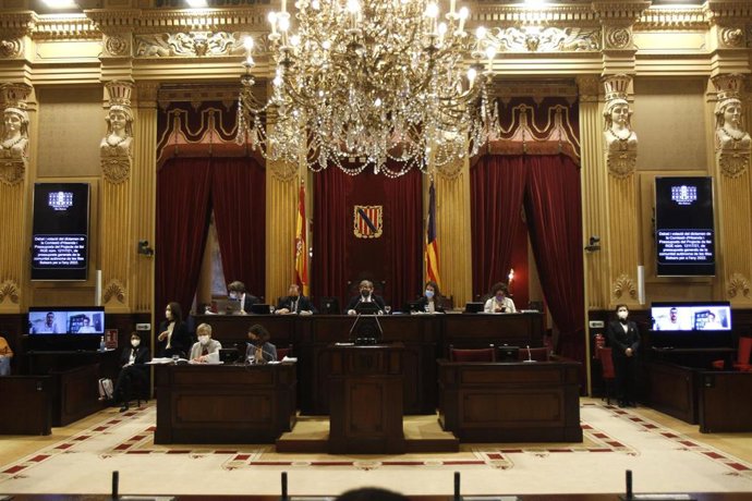 Vista del interior del Parlament balear durante el pleno de Presupuestos.