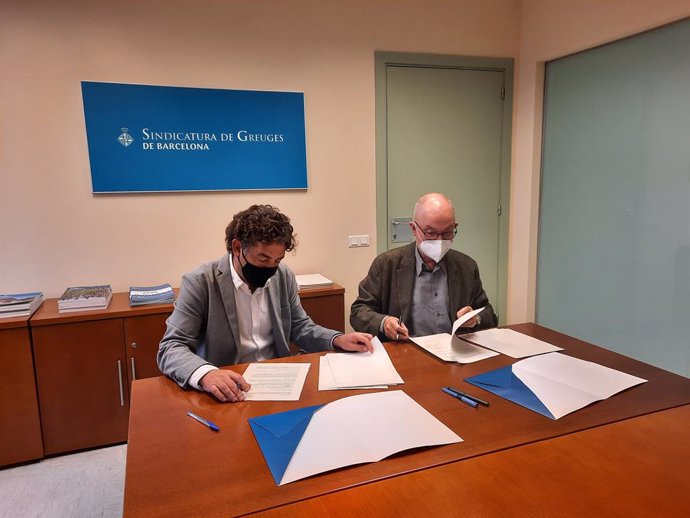El Síndic de Greuges de Barcelona, David Bondia, i el Síndic de Greuges de Catalunya, Rafael Ribó, han signat la renovació del conveni de collaboració de totes dues sindicatures