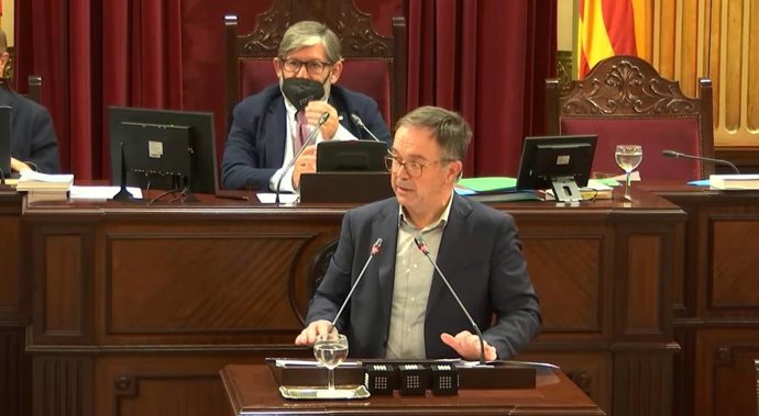 El conseller de Movilidad y Vivienda, Josep Marí, durante su intervención en el Parlament.