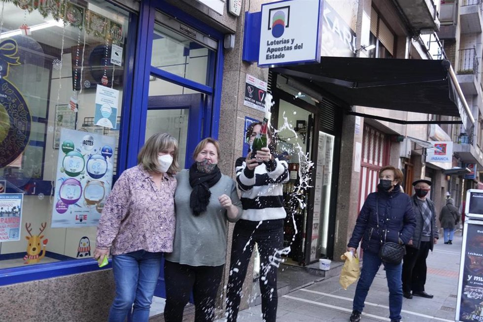 Tres empleadas de la administración situada en la calle Nagusia de Basauri celebran que han vendido parte del número 72119 correspondiente al Segundo Premio del Sorteo Extraordinario de la Lotería de Navidad, a 22 de diciembre de 2021, en Basauri