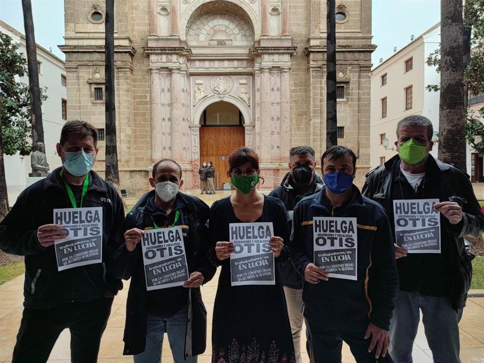 La diputada autonómica y portavoz de Adelante Andalucía, Teresa Rodríguez, en el centro de la imagen junto a trabajadores de la empresa de ascensores Zardoya Otis.