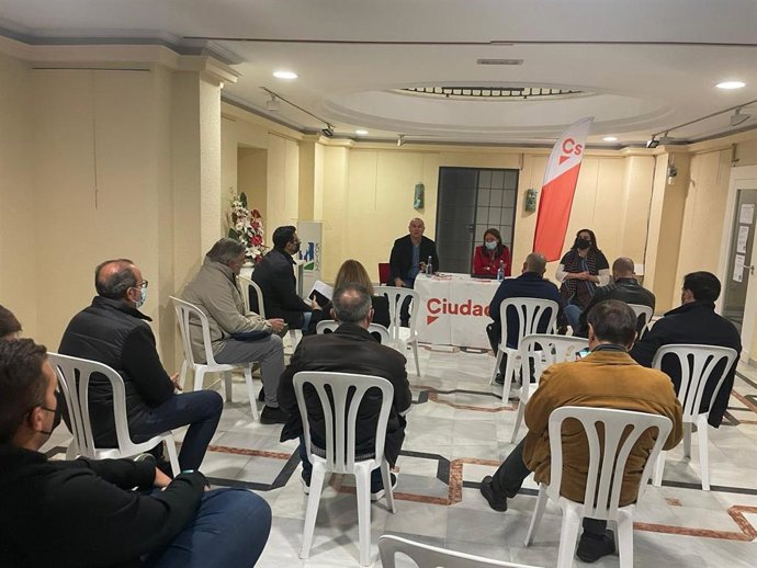 La delegada territorial de Educación y Deporte en Huelva, Estela Villalba, en el Encuentro Ciudadano, organizado por la agrupación Condado Sur, celebrado en Rociana del Condado.