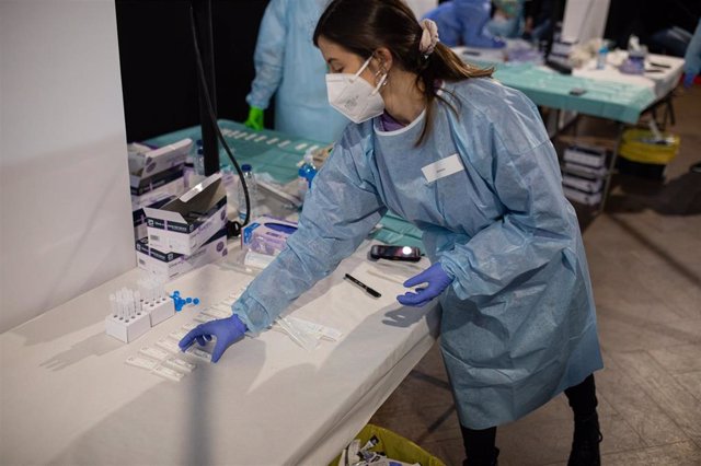 Archivo - Una sanitaria prepara los test de antígenos rápido (TAR) en la sala Apolo, en Barcelona (España), a 27 de marzo de 2021.