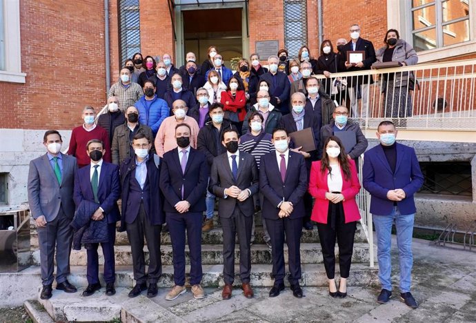 Foto de familia del acto.