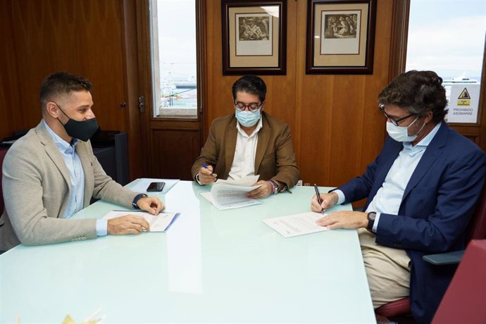 Firma del convenio entre el presidente del Cabildo de Tenerife, Pedro Martín, y el primer teniente de alcalde, Guillermo Díaz Guerra