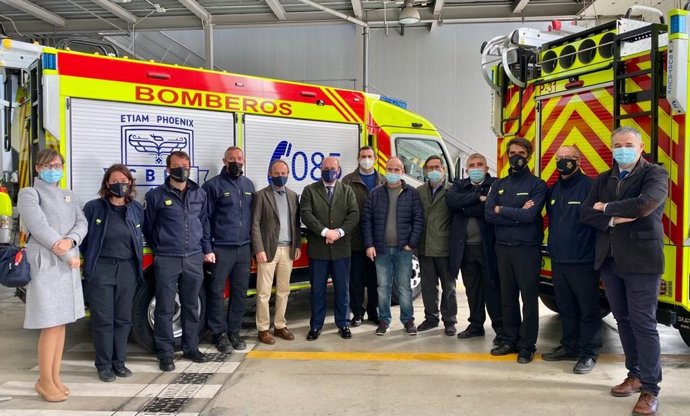 Al acto de entrega  han asistido, entre otros, el presidente del Consorcio de Bomberos de Cádiz, Francisco Vaca, y la presidenta de la Diputación gaditana, Irene García, y el gerente de Surtruck, Juan Gallego.