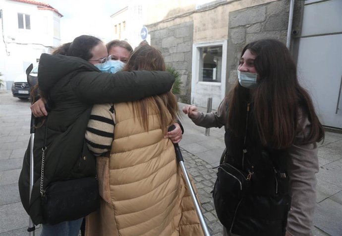 Agraciadas del Cuarto Premio del Sorteo Extraordinario de Lotería de Navidad 2021 se abrazan tras tener uno de los premios de la administración situada en la travesía Cruceiro de Illa de Arousa