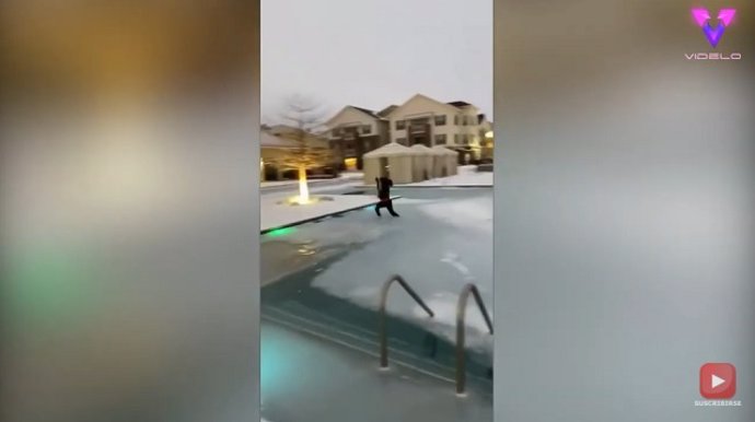 Este joven intentó cruzar una piscina helada corriendo pero le salió mal
