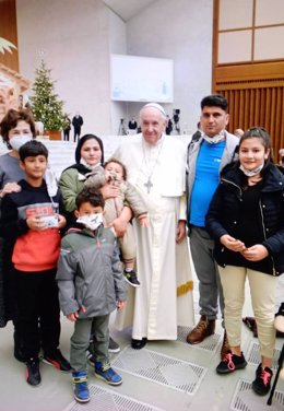 El Papa bendice a un niño refugiado afgano