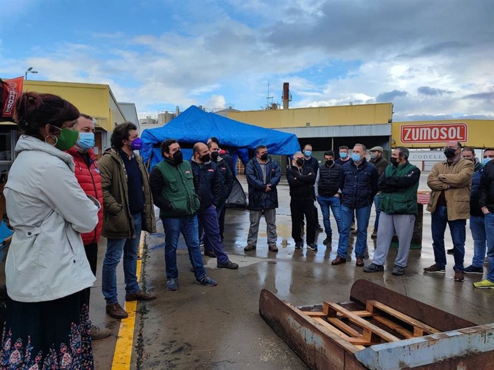 La portavoz de Adelante Andalucía, Teresa Rodríguez (izda.), apoya a los trabajadores de Zumos Palma en su encierro en la factoría.