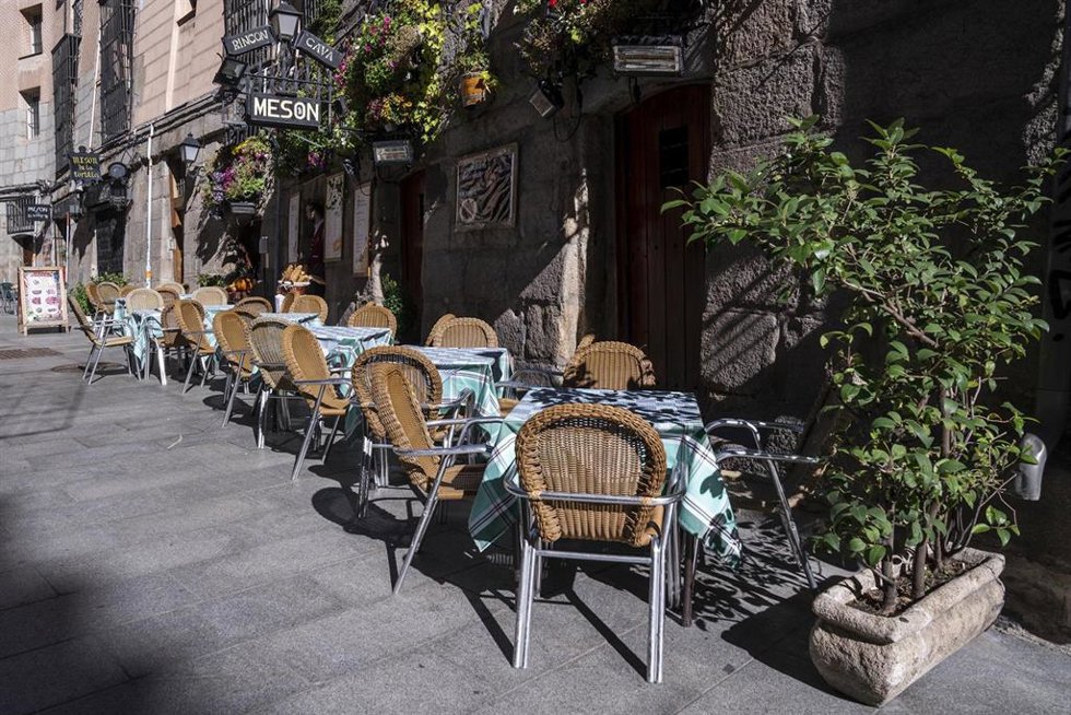 Archivo - Varias mesas de un restaurante en una terraza 