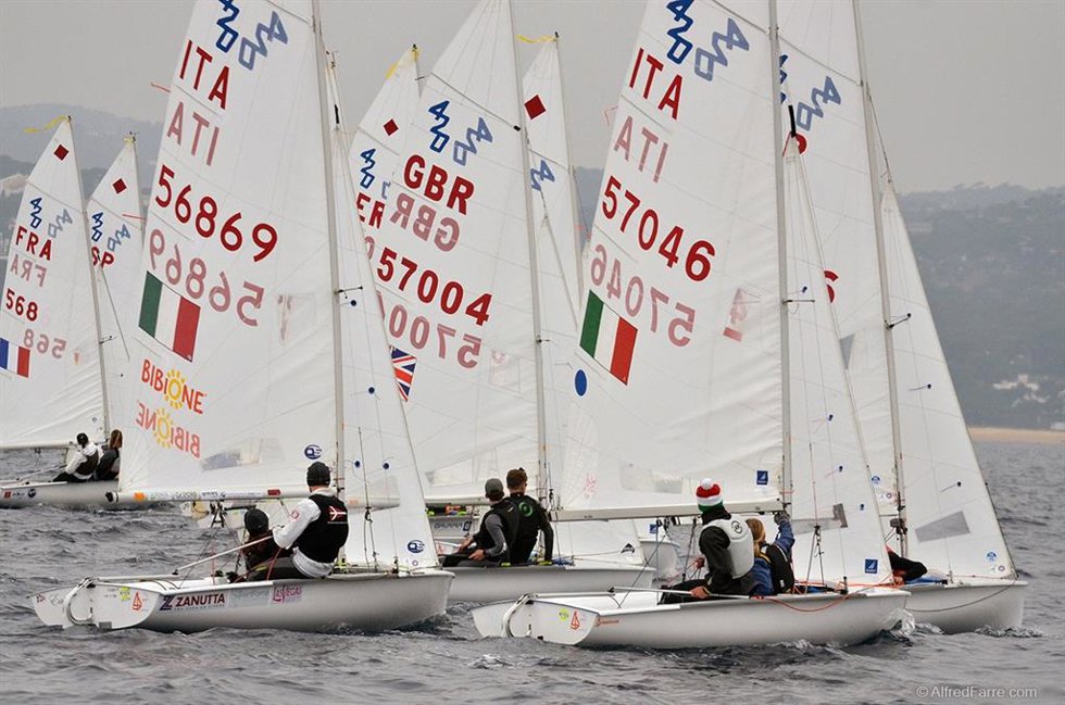 La flota de 420 navegando en la 45 edición de la Palamos Christmas Race