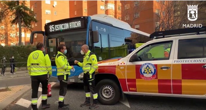 Muere un motorista al chocarse con un autobús en Villaverde