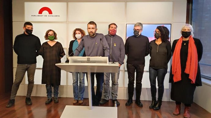 El diputado de la CUP en el Parlament y secretario tercero de la Mesa, Pau Juvill, arropado por los diputados de su grupo 