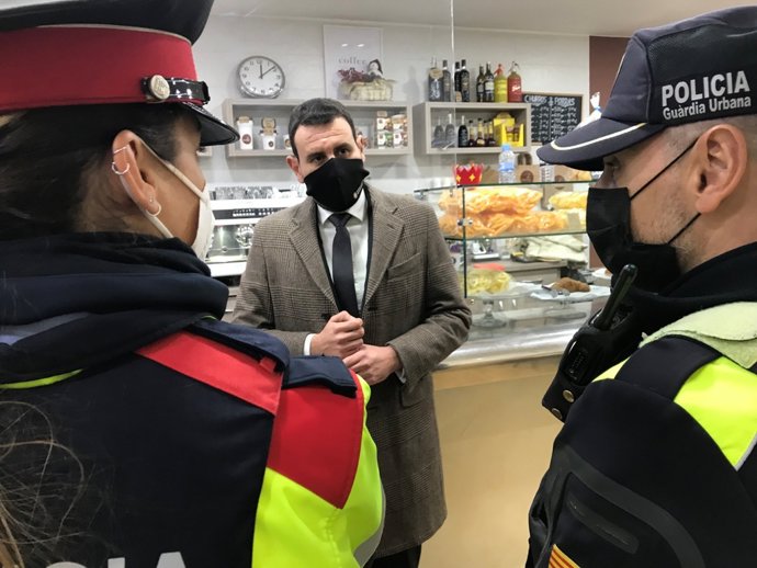 Imagen de una agente de los Mossos d'Esquadra y un agente de la Guardia Urbana