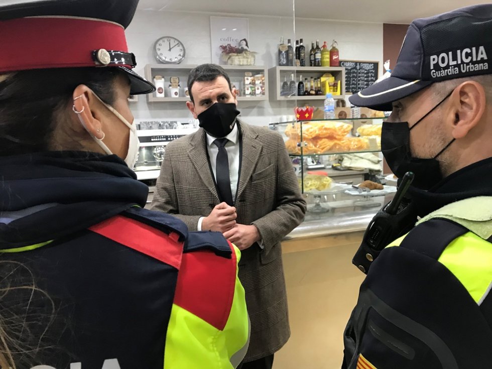Imagen de una agente de los Mossos d'Esquadra y un agente de la Guardia Urbana