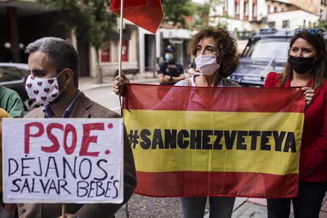 Archivo - Personas se manifiestan frente a la sede del PSOE para protestar por la iniciativa el pasado 17 de junio