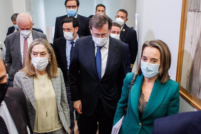 La diputada del PP Ana Pastor (1i); el expresidente del Gobierno, Mariano Rajoy (c), y la portavoz del PP, Cuca Gamarra (1d), a su salida de la comisión ‘Kitchen’, en el Congreso de los Diputados, a 13 de diciembre de 2021, en Madrid (España).