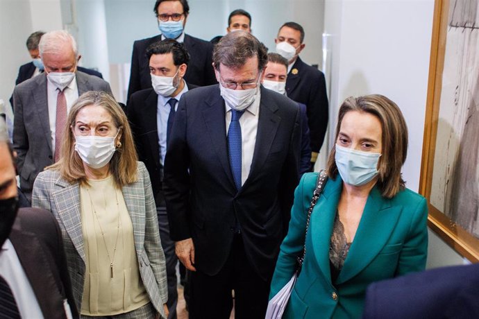 La diputada del PP Ana Pastor (1i); el expresidente del Gobierno, Mariano Rajoy (c), y la portavoz del PP, Cuca Gamarra (1d), a su salida de la comisión Kitchen, en el Congreso de los Diputados, a 13 de diciembre de 2021, en Madrid (España).