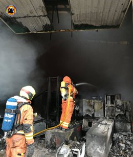 Incendio en una fábrica de máquinas expendedoras de Fuente del Jarro