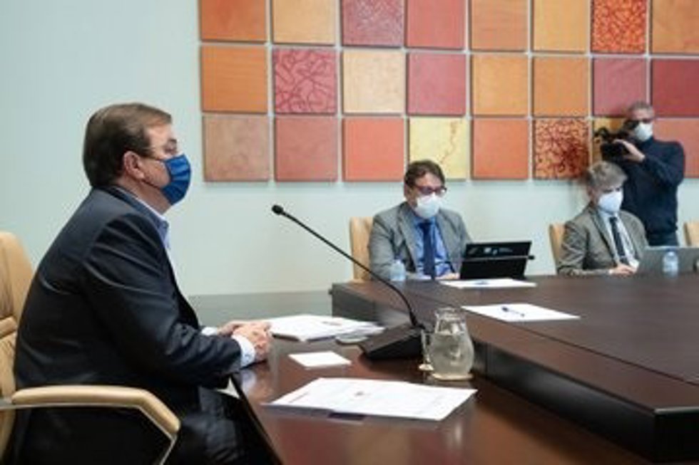 El presidente de la Junta, Guillermo Fernández, en la Conferencia de Presidentes junto al consejero de Sanidad, José María Vergeles
