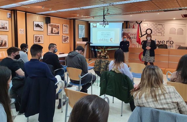 El Proyecto Edufinet de Unicaja y la Cámara de Comercio de Toledo forman en emprendimiento a estudiantes de Talavera.