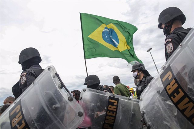 Una bandera de Brasil ondea en una manifestación a favor del presidente, Jair Bolsonaro (imagen de archivo).