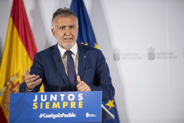 Archivo - El presidente de Canarias, Ángel Víctor Torres, en rueda de prensa