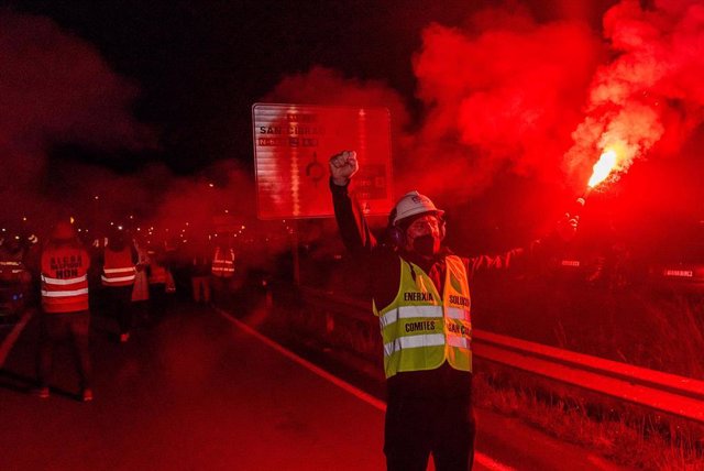 Archivo - Varios trabajadores de la planta de la empresa Alcoa en San Cibrao participan en una marcha nocturna pro las calles del municipio de Xove, a 6 de noviembre de 2021, en Xove, Lugo, Galicia (España). Los trabajadores de Alcoa realizan esta marcha 