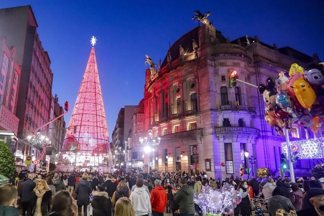 Un grupo de personas observa el encendido navideño tras varios días de lluvia, a 12 de diciembre de 2021, en Vigo.