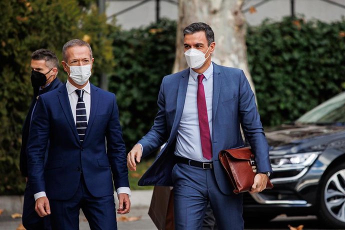 El presidente del Senado, Ander Gil (i) y el presidente del Gobierno, Pedro Sánchez (d), a su llegada a la Conferencia de Presidentes extraordinaria celebrada en el  Senado, a 22 de diciembre de 2021, en Madrid, (España). La reunión se ha convocado para