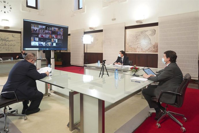 Alejandro Vázquez (i), Alfonso Fernández Mañueco y Carlos Fernández Carriedo, durante la Conferencia de Presidentes.