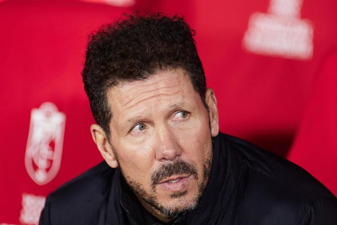 Diego Pablo Simeone, técnico del Atlético, en el banquillo del Nuevo Los Cármenes