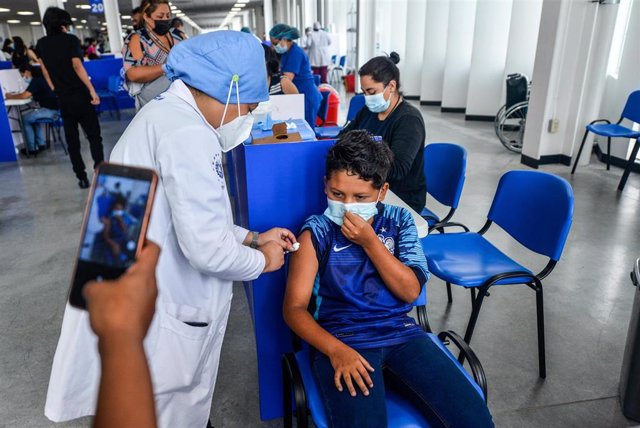 Archivo - Un niño recibe una dosis de la vacuna contra el coronavirus en un centro sanitario en San Salvador, capital de El Salvador.