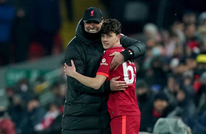 Jurgen Klopp se abraza a Owen Beck tras conseguir el pase a semifinales de la Carabao Cup