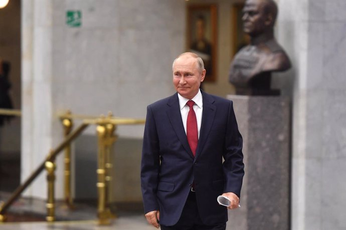 Archivo - HANDOUT - 22 August 2021, Russia, Moscow: Russian President Vladimir Putin arrives for a meeting of the United Russia party at the Victory Museum. Photo: -/Kremlin/dpa - ATTENTION: editorial use only and only if the credit mentioned above is r