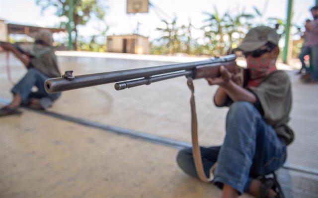 Archivo - Un niño disparando un arma en México.