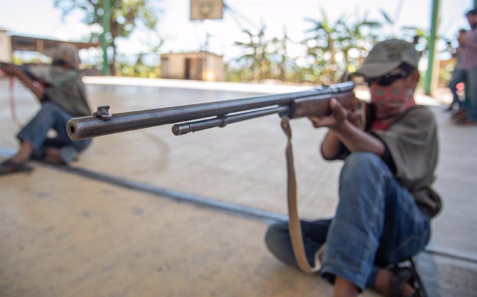 Archivo - 26 January 2020, Mexico, Guerrero: A child aims a firearm amid a crime wave that forces civilians and children to carry around weapons to defend themselves against the Los Ardillos criminal group. Photo: Hector Adolfo Quintanar Perez/ZUMA Wire