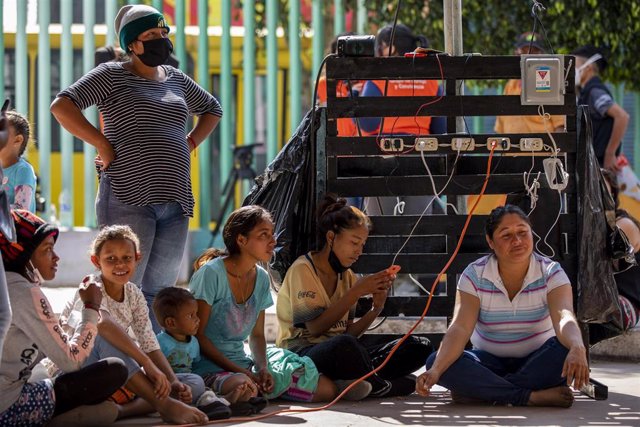 Migrantes en México cargando sus dispositivos móviles.